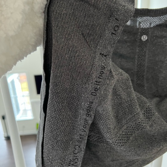 Lululemon x Soul Cycle !! Swiftly Tech long sleeve top, size 10 - Picture 3 of 5